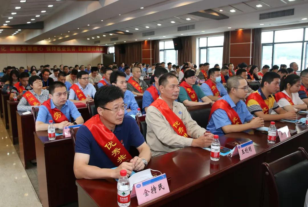 mg冰球突破举行庆祝建党99周年、  建厂70周年暨先进表彰大会(图3)